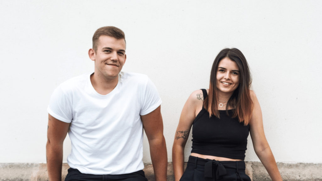 A pop-rock and folk duo with a melancholic and warm sound!