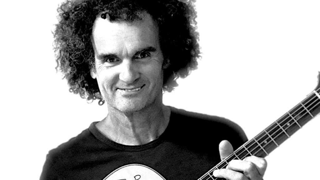 A traveller, multi-instrumentalist and singer-songwriter that will surely make you dance!
